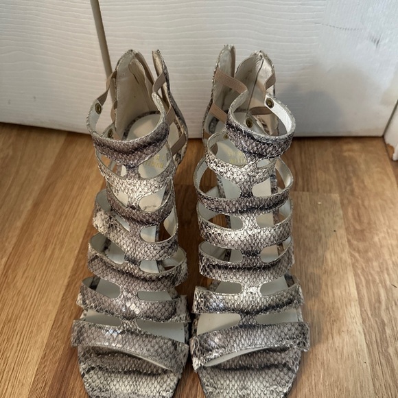 Stuart Weitzman Snakeprint Cut out booties size 9M PRELOVED - Picture 4 of 6